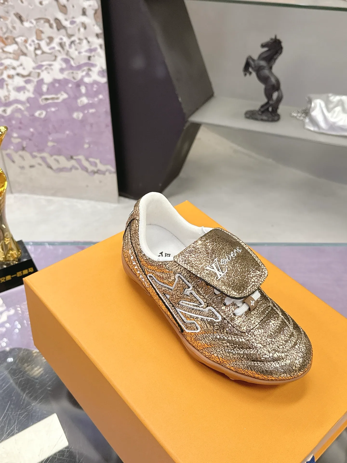 Men's shoes: 720💰 LV Louis Vuitton's latest Foot men's shoes💰print series Couple's football sneakers Original purchase, development and production This Foot men's shoes💰print Soccer sneakers are men's shoes💰pharrell Williams' first sneakers inspired by football shoes. The shoe is inspired by football that spans generations and cultures. The shoe is known for its sleek design, with the dynamic IV Initials logo on the side, the tongue embellished with the Lvers United badge inspired by the football team, and the sole pattern rubber sole decorated with multiple Louis Vuitton logos. Exquisite packaging at the delivery counter🛍📦 ▪️Material: Original imported top-layer cracked cowhide ▪️Inner: Original custom-made soft sheepskin lining ▪️Sole: original molded two-color T men's shoes 💰pU combination sole ▪️Sole thickness: 3.5CM ▪️Size: women's 35-41 / men's 39-45